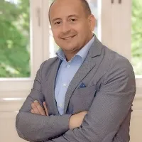 Damjan Kozjak  ni  prepričal inšpektorice za odlog rušitve, zdaj 
se je pritožil na ministrstvo za infrastrukturo. 
