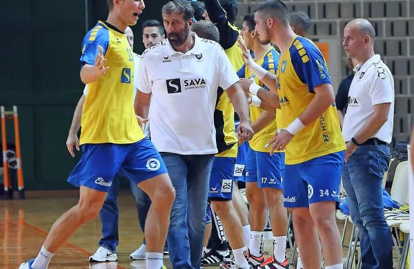 Podatek, da Koper vodi v prvi ligi, mladi ekipi pa pripisujejo še 
precej rezerv, je tudi pred drevišnjim derbijem lahko le 
vzpodbuden.