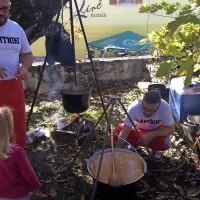 Iz kotlov je  dišalo  po domačih dobrotah. 