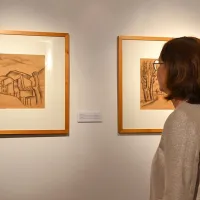 Razstava prinaša tudi Pilonove risbe in jedkanice.    
