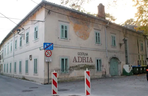 Vipavci so si enotni, da propadajoči objekt Adrie kvari videz 
središča kraja.