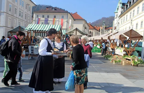 Članice društva podeželskih žena Idrija-Cerkno so postregle vse obiskovalce.