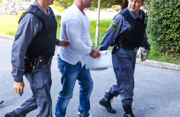 Valona Hoxhaja so na sodišče v Kopru pripeljali iz pripora na 
Povšetovi ulici v Ljubljani.