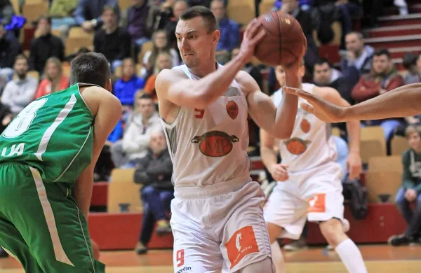 Matic Urbas (z žogo) ostaja nosilec igre sežanskega drugoligaša.