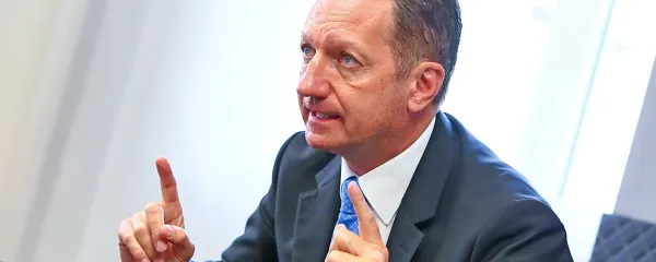 Naj ljudstvo maha z zastavo