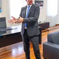 Naj ljudstvo maha z zastavo