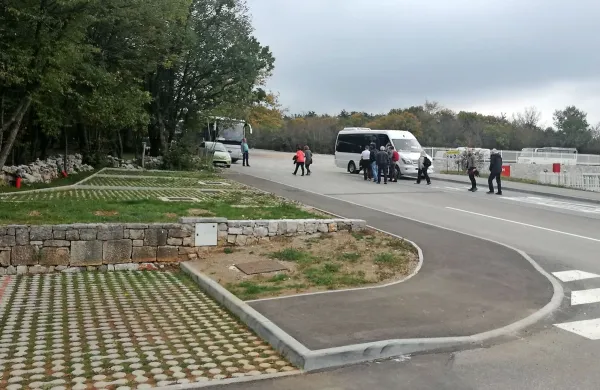 Na parkirišču ob informacijskem centru Parka Škocjanske 
jame so predvideli tri parkirna mesta za električna vozila (levo 
pod borovci), ob upravi parka in na parkirišču v coni Risnik pa 
jih bodo vzpostavili še nekaj.  
