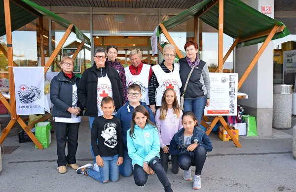 Kozinska Drobtinica je zbrala 1045 evrov za pomoč učencem 
iz socialno šibkih družin. 