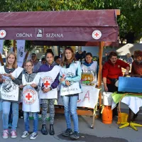 Sežanska Drobtinica je zbrala 850 evrov za pomoč učencem 
iz socialno šibkih družin.  