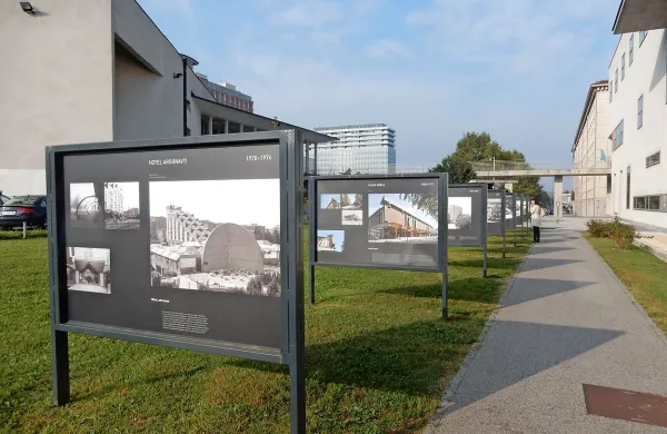 Razstava prikazuje značilne stavbe v mestu, zgrajene do leta 
1987. 