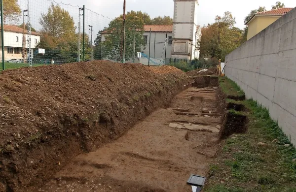 Arheologi so na grobove naleteli ob nadzoru gradnje električnega priključka do bodoče glasbene šole. 