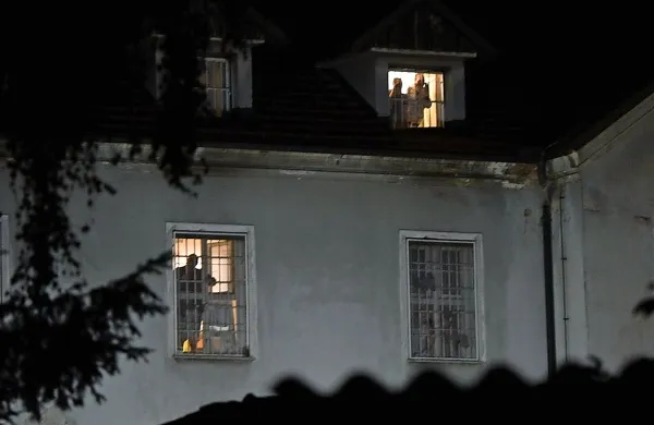 Pravosodni policisti so  prisilna sredstva uporabili proti osmim 
pripornikom, ki so vztrajali na dvorišču zapora na Povšetovi.