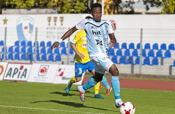 Osuji Amarachi (z žogo) je  dosegel edini gol v Kranju.