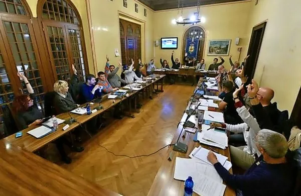 Glasovanje o posodobljenem statutu Občine Milje na 
včerajšnji izredni seji občinskega sveta.