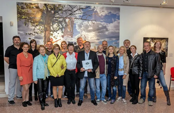 Na otvoritvi jubilejne razstave v  galeriji Herman Pečarič so se zbrali tako sedanji kakor nekdanji člani kluba. 