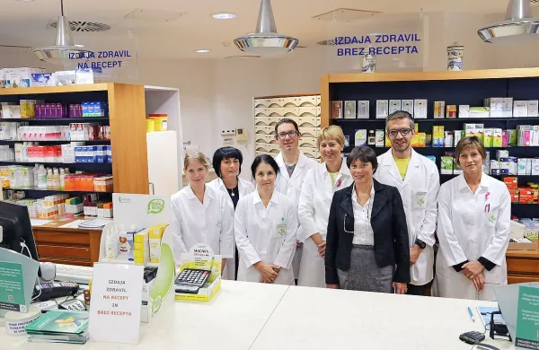 Goriška lekarna v laboratorijih, devetih poslovalnicah in 
upravi zaposluje 52 ljudi. 