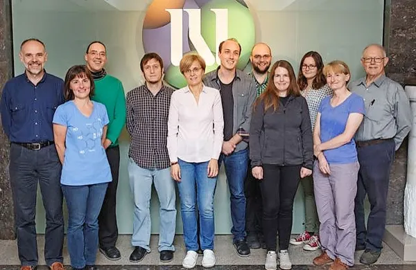 Slovenski avtorji raziskave (z leve) Roman Jerala, Helena 
Gradišar, Ajasja Ljubetič, Fabio Lapenta, Andreja Majerle, 
Duško Lainšček, Žiga Strmšek, Iva Hafner-Bratkovič, Jana 
Aupič, Mojca Benčina in Tomaž Pisanski. 
