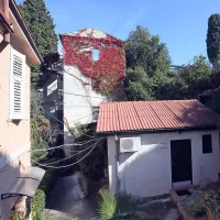 Po mnenju gradbenih inšpektorjev in nekaterih krajanov 
propadajoča stavba ogroža okolico.