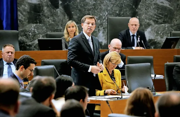 Slovenski premier Miro Cerar hrvaškemu kolegu Andreju 
Plenkoviću predlaga dogovor o ustanovitvi skupne komisije, 
ki bi v skladu z določeno mejo začela proces demarkacije 
mejne črte.