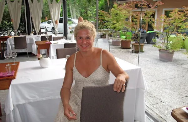 Ana Roš je najbolj prepoznavna ambasadorka slovenskega 
turizma in izjemna ponudnica vsega, k čemur ta stremi: 
butičnega, zelena in trajnostnega, poudarjajo v Slovenski 
turistični organizaciji..