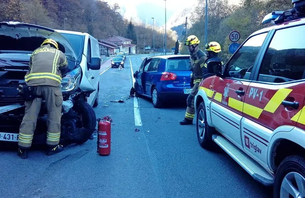Voznik je v bližini nekdanjega mejnega prehoda Robič z 
avtom čelno trčil v kombi francoske registracije. 