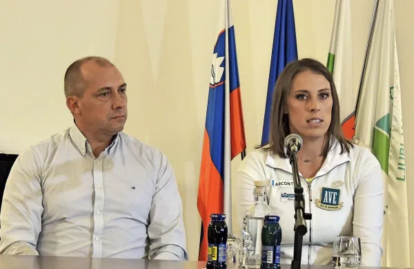 Trener Primož Starčič in Andreja Klepač na novinarski konferenci.