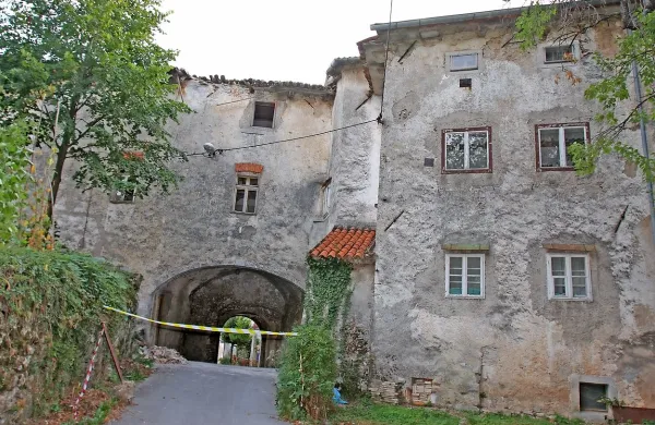 Občina Divača bo odkupila srednjeveško mitnico v Senožečah, še edino mitnico na Slovenskem. V njej nameravajo 
vzpostaviti muzej.