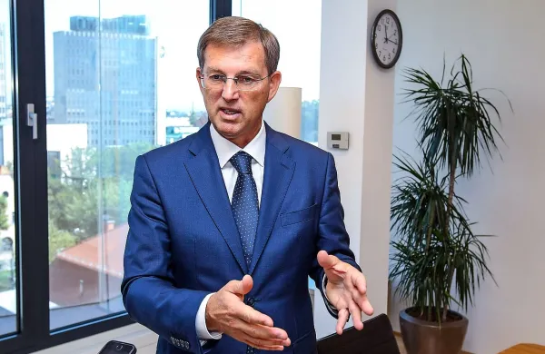 Premier Miro Cerar je danes v Bruslju opozoril, da so med 
primerom Katalonije in osamosvajanjem Slovenije velike 
razlike.