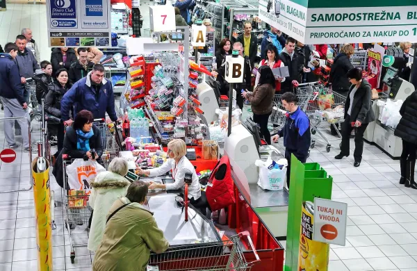 V Trgovinski zbornici Slovenije (TZS) predloga zakona o 
trgovini, ki predvideva zapiranje trgovin ob nedeljah in 
praznikih ne podpirajo.