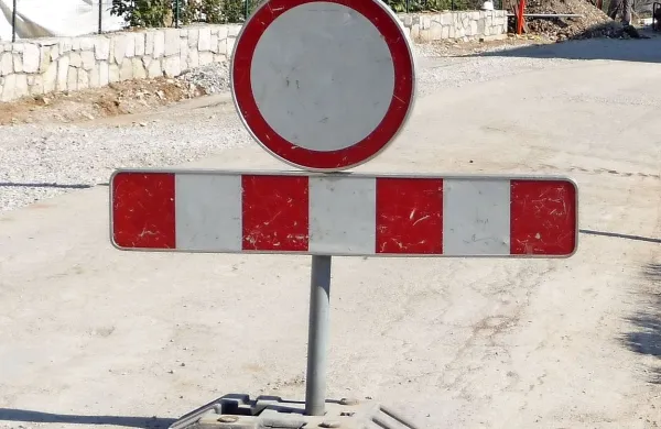 Zapora na cesti Fiesa-Pacug