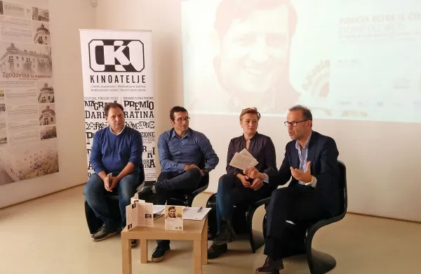 Simpozij med drugim pripravljajo (z leve) Moreno Zago s 
tržaške univerze, Nicola Strizzolo z videmske univerze, 
Mateja Zorn iz Kinoateljeja in Livio Semolič, predsednik 
Društva Bratina.

