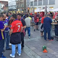 Pretežno miroljubni navijači Liverpoola v središču Maribora, 
tudi med klepetom z domačimi privrženci