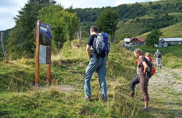 

V muzeju na prostem Mrzli vrh si lahko ogledamo številne kaverne, jarke, obrambne položaje 
in druge pomnike prve svetovne vojne.