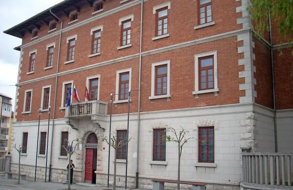 Notranjski muzej Postojna za zdaj ostaja del Zavoda Znanje. 