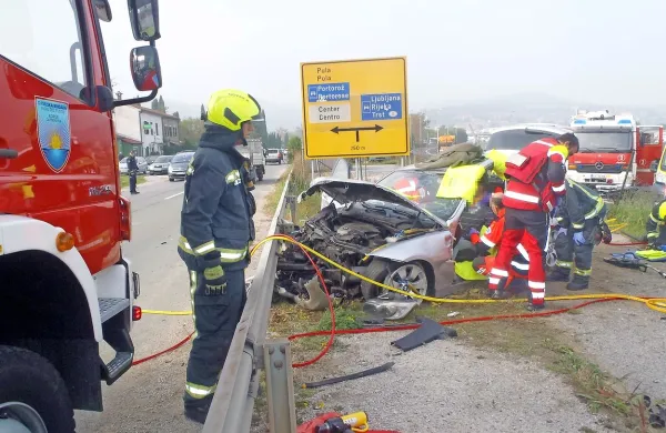 Voznika  so morali iz objema pločevine rešiti gasilci. 
