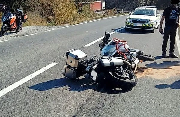 Huje poškodovanega nemškega motorista so z vojaškim 
helikopterjem odpeljali na zdravljenje v ljubljanski klinični 
center. 