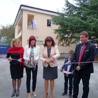 Trak pred šolo so prerezali (z leve) ravnateljica Damjana 
Gustinčič, vodja podružnične šole Andreja Perhavec Čok, 
županja Alenka Štrucl Dovgan in Gregor Mohorčič z direktorata za predšolsko vzgojo in osnovno šolstvo. 