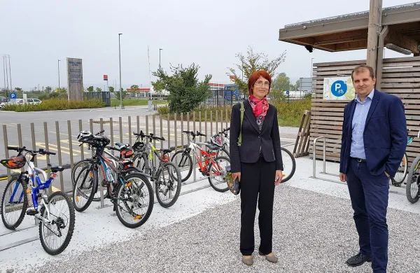 

Nataša Šalaja in Bojan Žižek pred novo kolesarnico v 
Naravnem rezervatu Škocjanski zatok.   