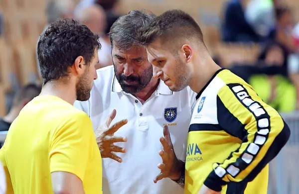 Trener Veselin Vujović je imel igralcem precej za povedati.