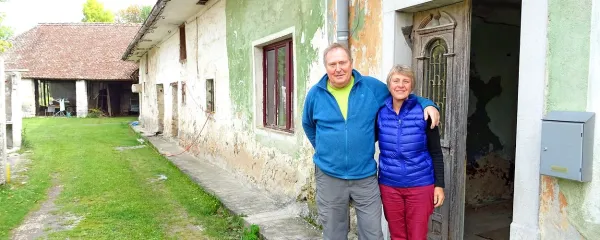Colin Hind in Roz Trübger na pragu svoje domačije  v Kleniku