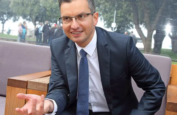 Stavi na trdo delo proč od tv-kamer