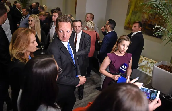 Boris Popovič je pred kamere stopil v družbi soproge Eve.