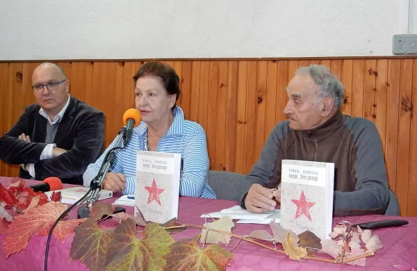 Knjigo Virgila Gomizela Moje življenje so predstavili (z leve): 
Renato Podbersič ml., Alenka Puhar in Andrej Aplenc.