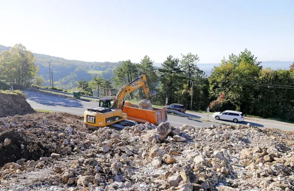 Novo krožišče bo omogočilo lažjo in varnejšo pot domačinom ter obiskovalcem Svete 
Gore.