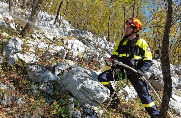 Gamsi in voja&scaron;ki piloti skupaj gasili v visokogorju