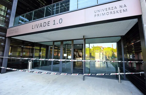 Nedeljski požar se je iz kletnih prostorov Kampusa Livade 
razširil navzgor v prvo in drugo nadstropje.