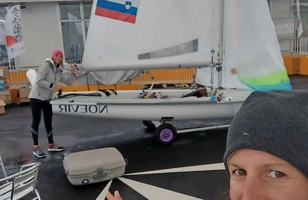 Tina Mrak in Veronika Macarol s sposojeno jadrnico