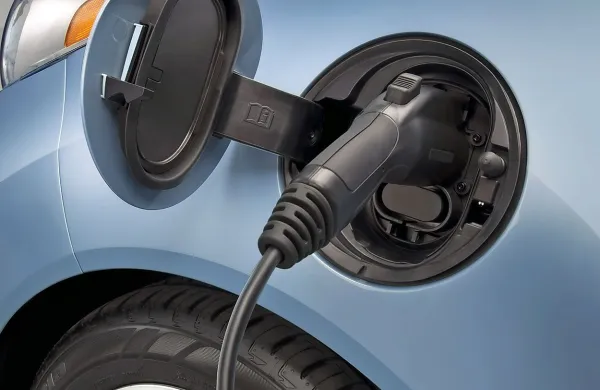 Električni pogon omogoča največjo učinkovitost, tiho mobilnost, najlažje upravljanje, rekuperacijo energije in v celoti 
zmanjša onesnaževanje.