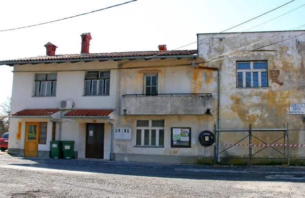 Hrpeljsko-kozinska občina načrtuje, da bo odkupila del stare 
šole v Materiji, kjer je bila pošta. Spomladi pa je ostali del 
stavbe prodajala, a si je premislila. Kaj bo vzpostavila v stari 
šoli, ki je potrebna temeljite obnove, pa še ni znano.   