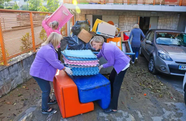 V enoti Školjka Vrtca Mavrica so po poplavi uspeli rešiti veliko 
didaktičnih sredstev in opreme, vsega pa vendarle ne. 